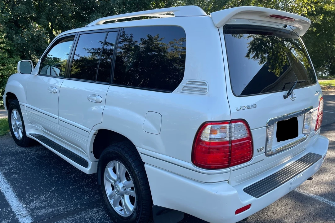 2005 Lexus LX 2nd Gen - Image 11 of 31