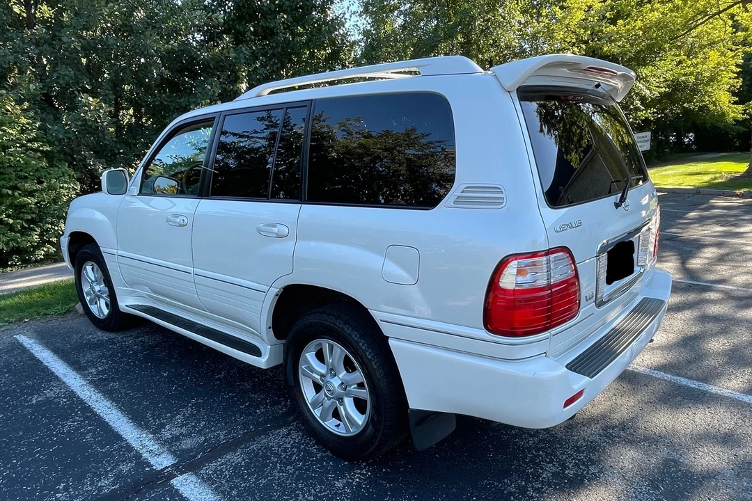 2005 Lexus LX 2nd Gen - Image 9 of 31