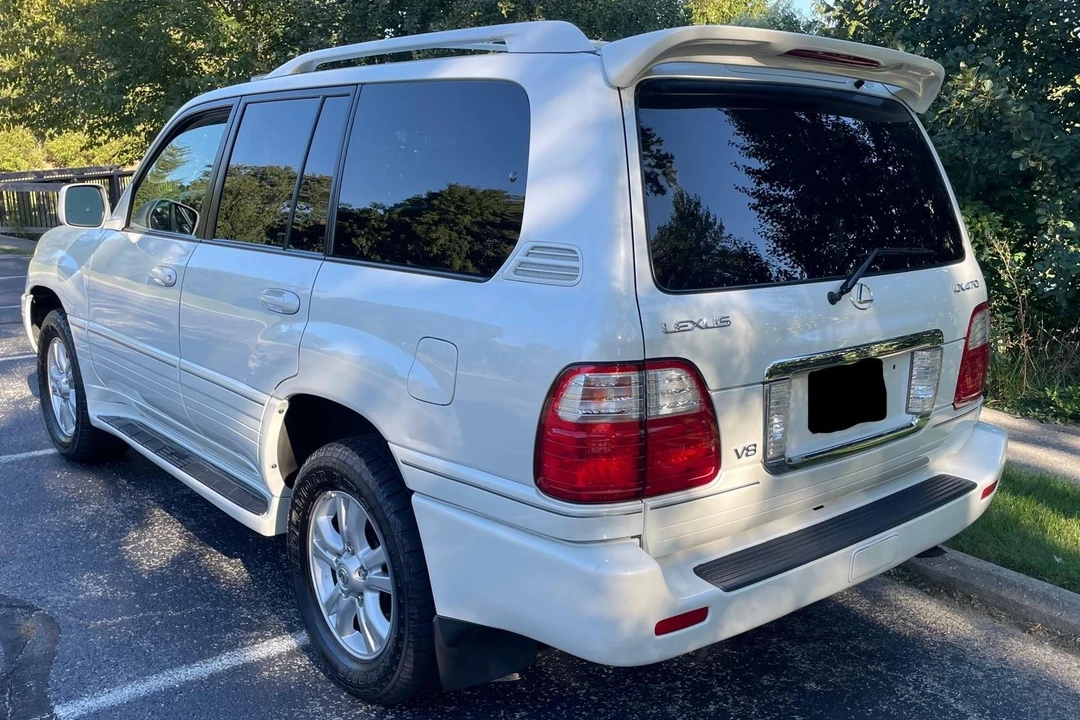 2005 Lexus LX 2nd Gen - Image 10 of 31