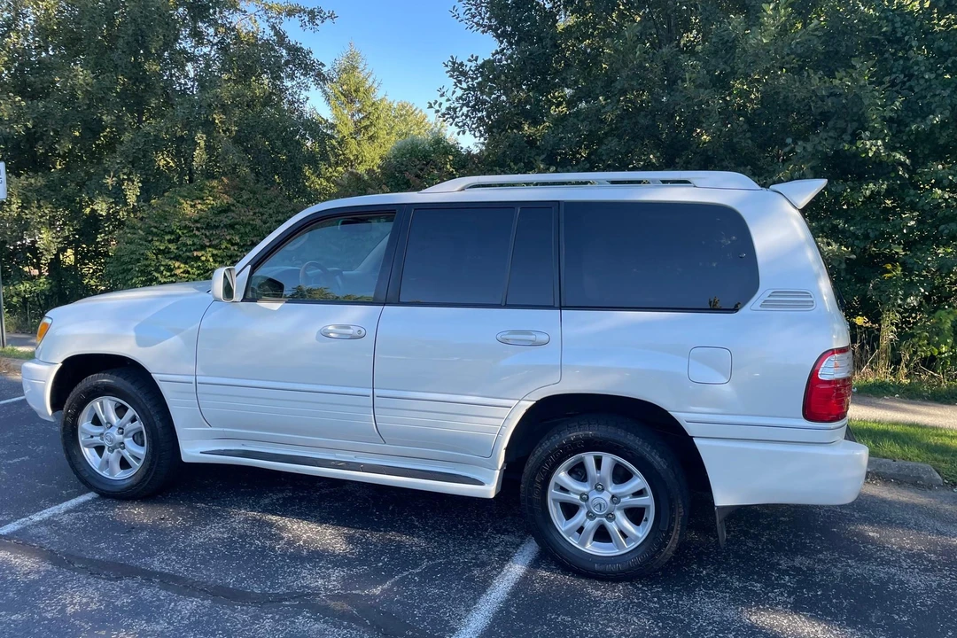 2005 Lexus LX 2nd Gen - Image 5 of 31