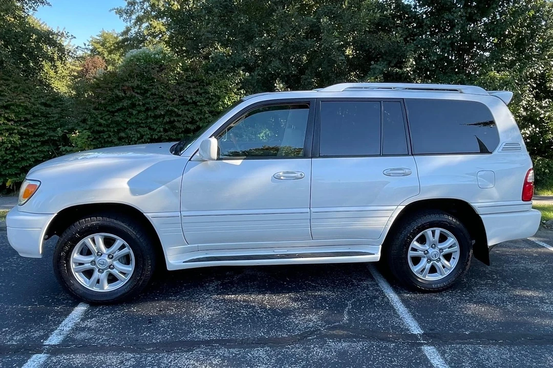 2005 Lexus LX 2nd Gen - Image 4 of 31