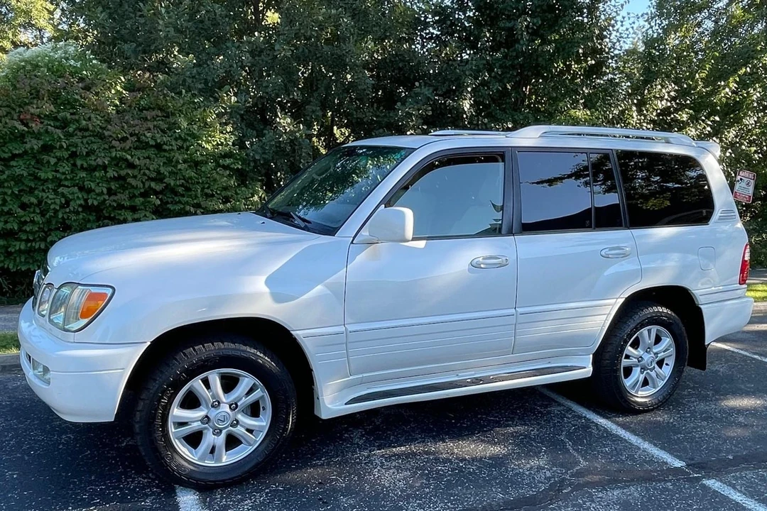 2005 Lexus LX 2nd Gen - Image 3 of 31