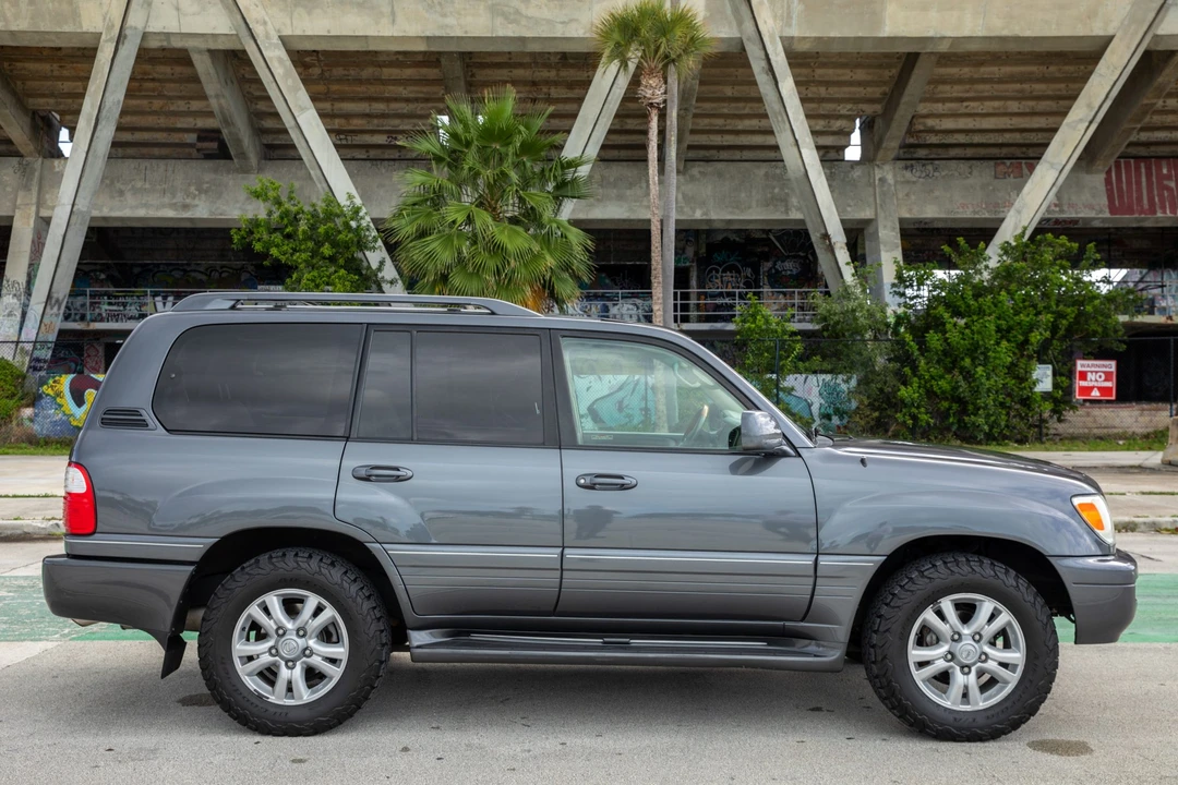 2005 Lexus LX 2nd Gen - Image 4 of 31