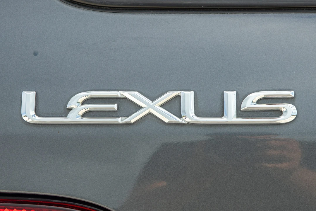 2005 Lexus LX 2nd Gen - Image 27 of 31