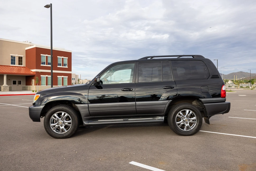 2005 Lexus LX 2nd Gen - Image 12 of 31