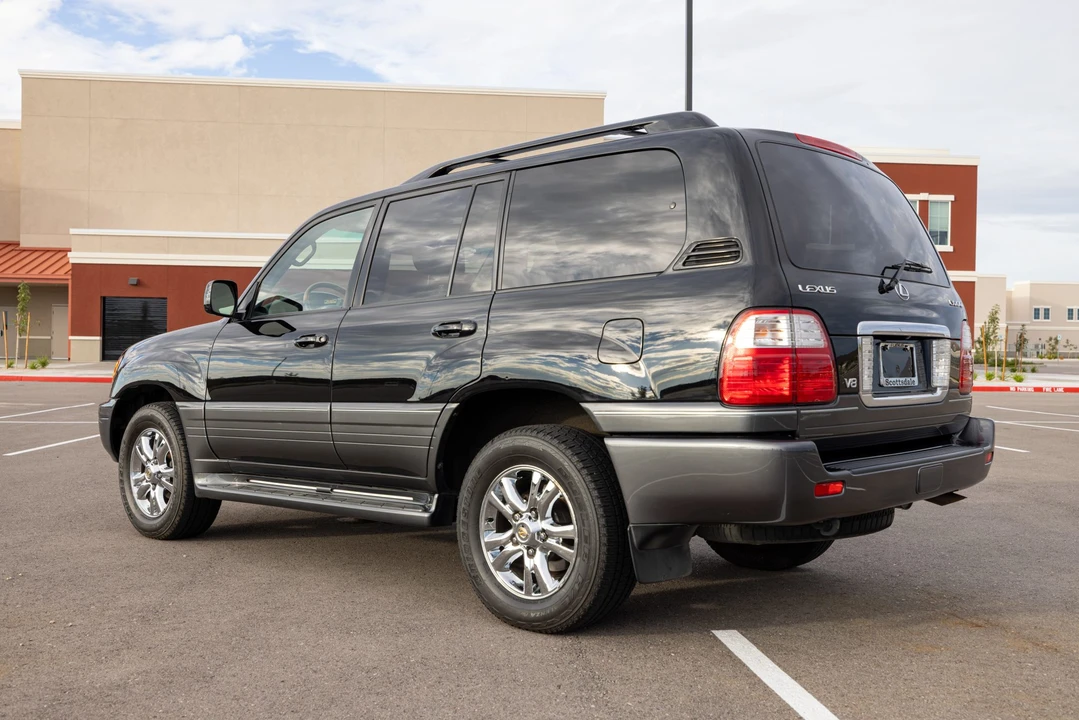 2005 Lexus LX 2nd Gen - Image 11 of 31