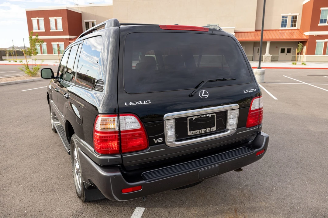 2005 Lexus LX 2nd Gen - Image 10 of 31