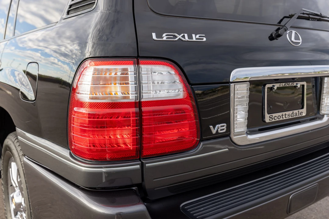 2005 Lexus LX 2nd Gen - Image 22 of 31