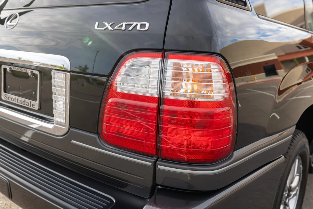 2005 Lexus LX 2nd Gen - Image 23 of 31