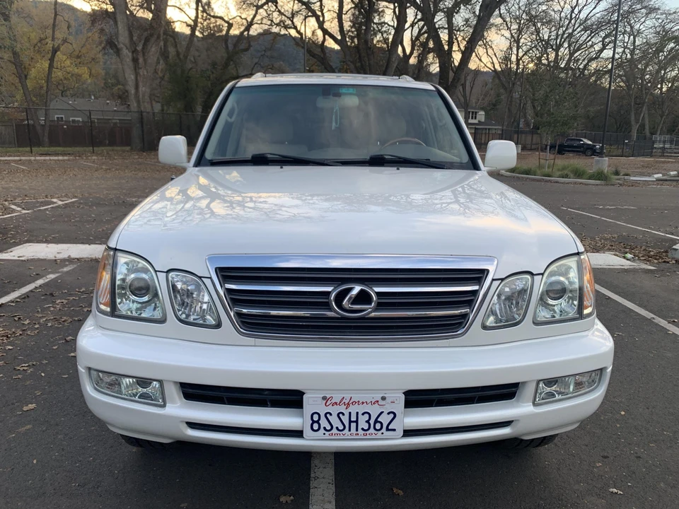 2005 Lexus LX 2nd Gen - Image 10 of 31