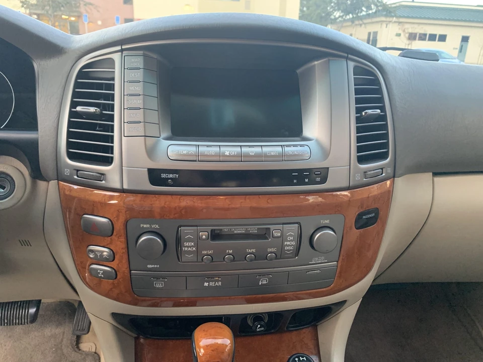 2005 Lexus LX 2nd Gen - Image 28 of 31