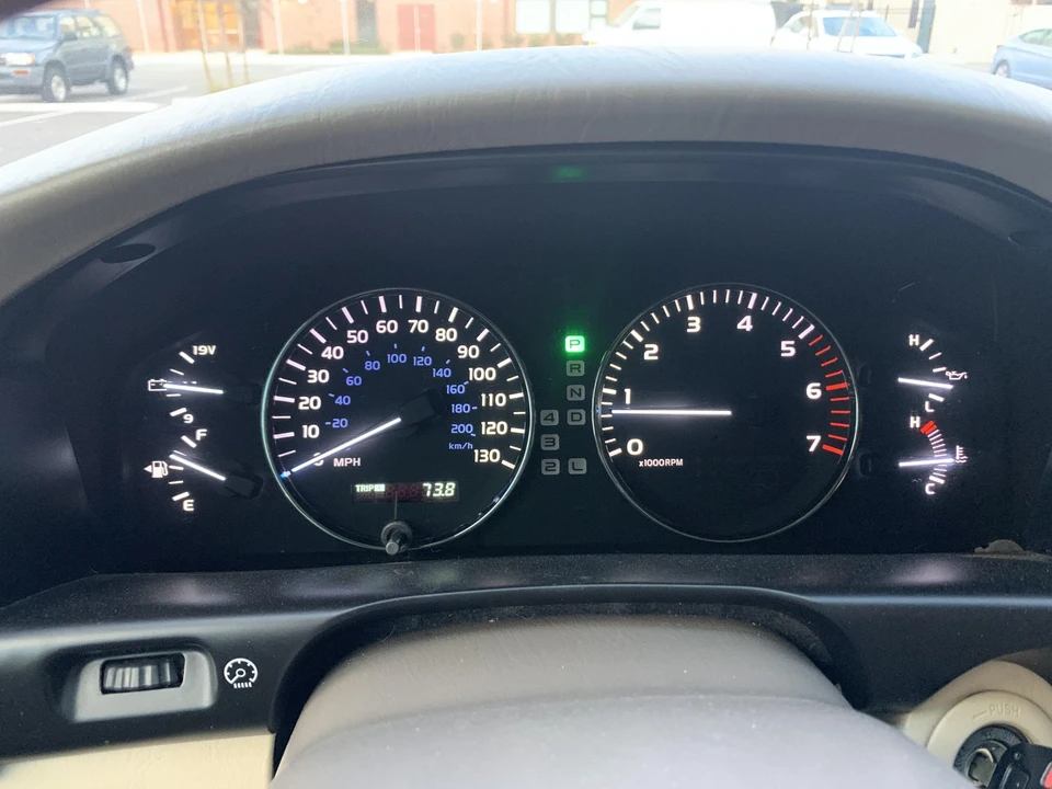2005 Lexus LX 2nd Gen - Image 24 of 31