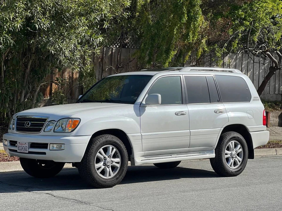 2005 Lexus LX 2nd Gen - Image 3 of 31