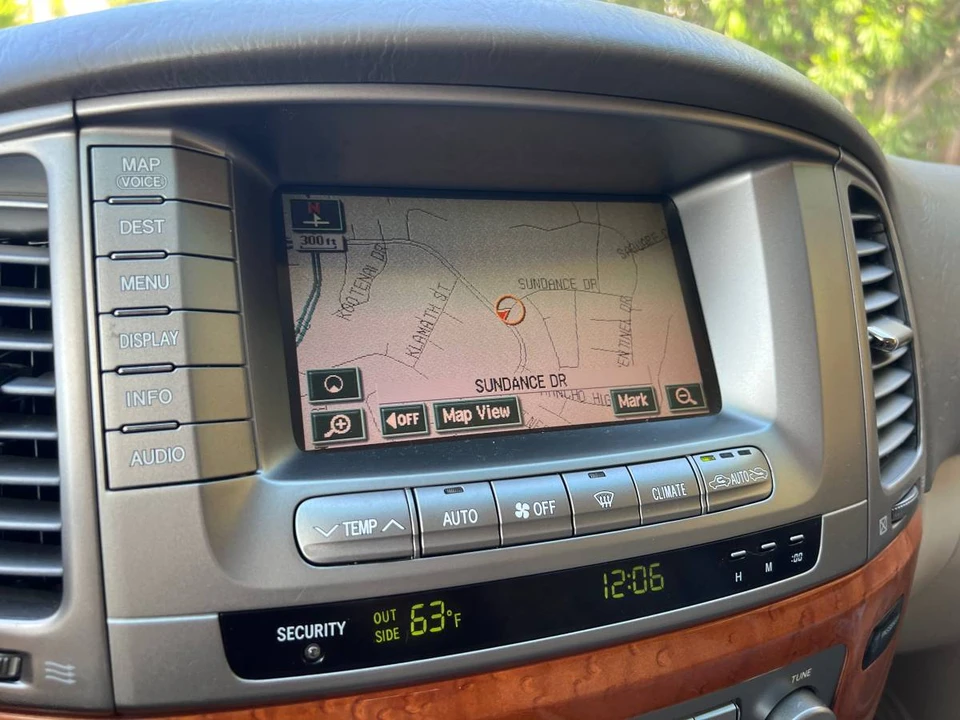 2005 Lexus LX 2nd Gen - Image 29 of 31