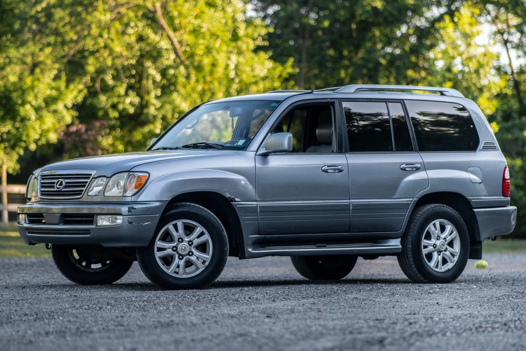 2005 Lexus LX 2nd Gen - Image 11 of 31