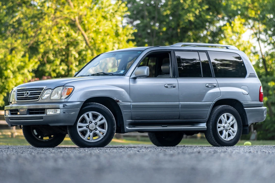 2005 Lexus LX 2nd Gen - Image 12 of 31