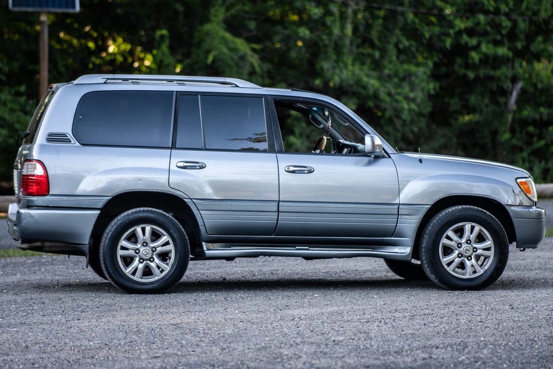 2005 Lexus LX 2nd Gen - Image 25 of 31