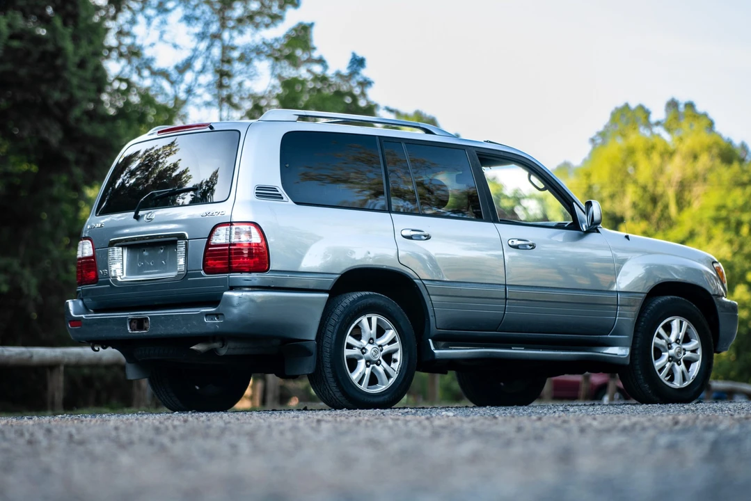 2005 Lexus LX 2nd Gen - Image 19 of 31