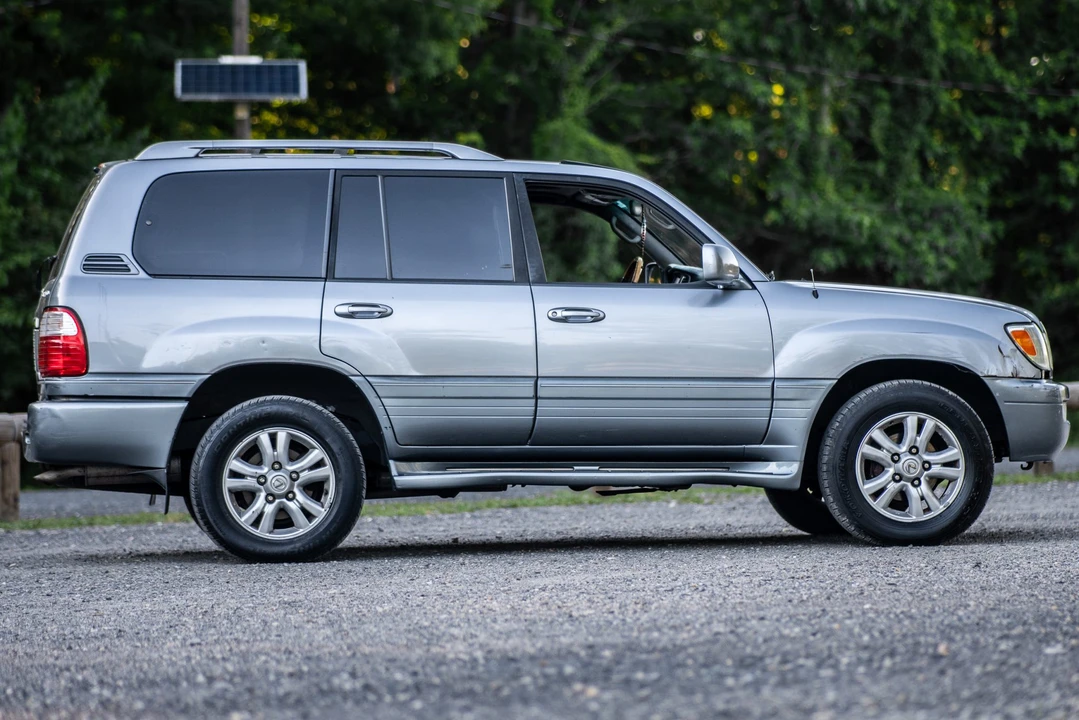 2005 Lexus LX 2nd Gen - Image 26 of 31