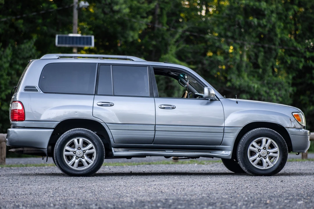 2005 Lexus LX 2nd Gen - Image 23 of 31