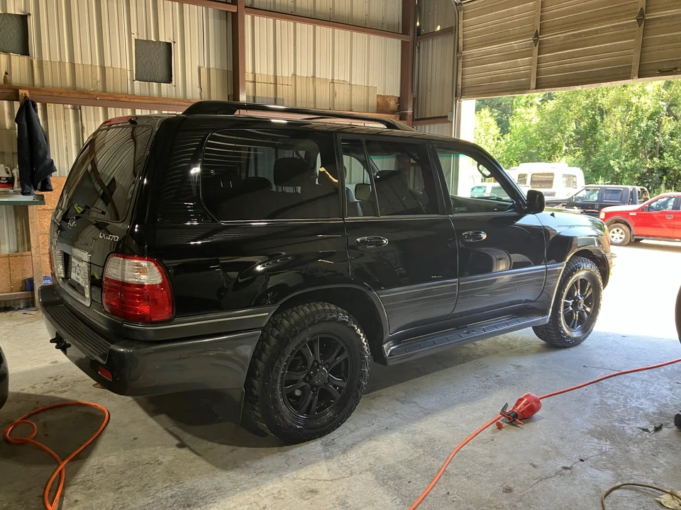 2005 Lexus LX 2nd Gen - Image 11 of 31