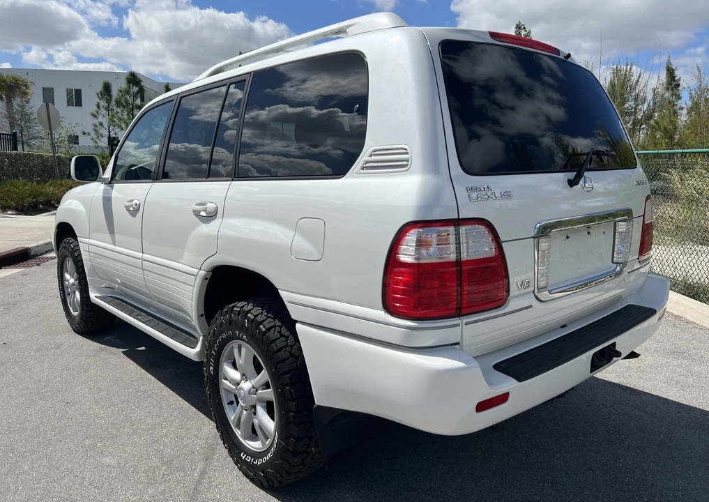 2005 Lexus LX 2nd Gen - Image 11 of 31