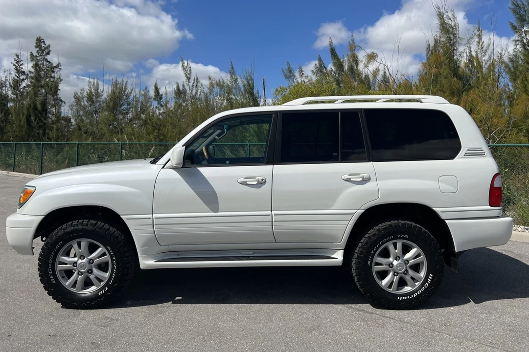 2005 Lexus LX 2nd Gen - Image 2 of 31