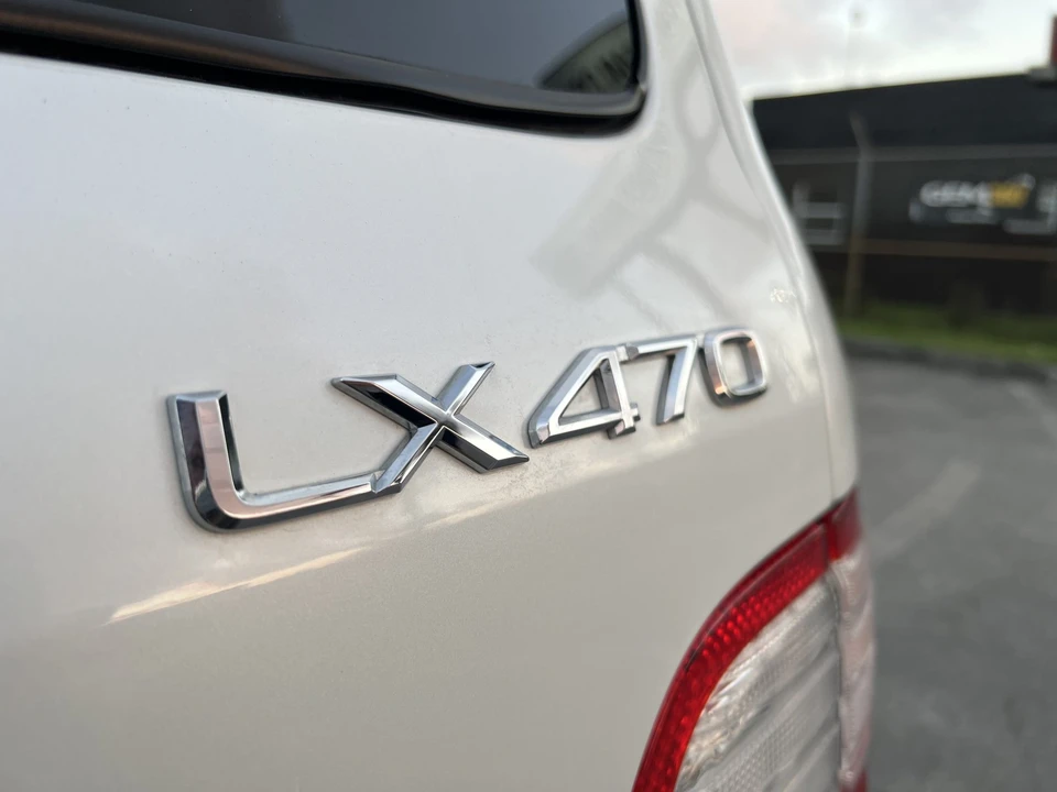 2005 Lexus LX 2nd Gen - Image 28 of 31