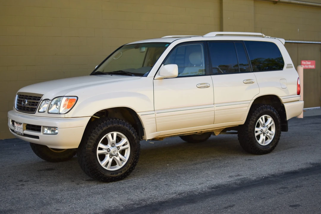 2005 Lexus LX 2nd Gen - Image 2 of 31