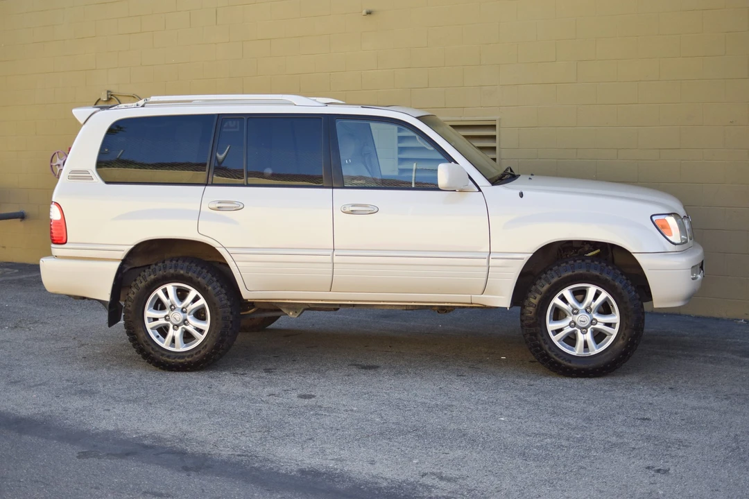 2005 Lexus LX 2nd Gen - Image 7 of 31