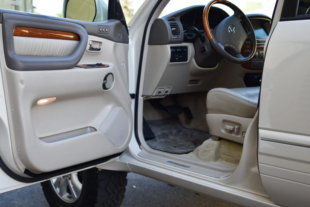 2005 Lexus LX 2nd Gen - Image 26 of 31