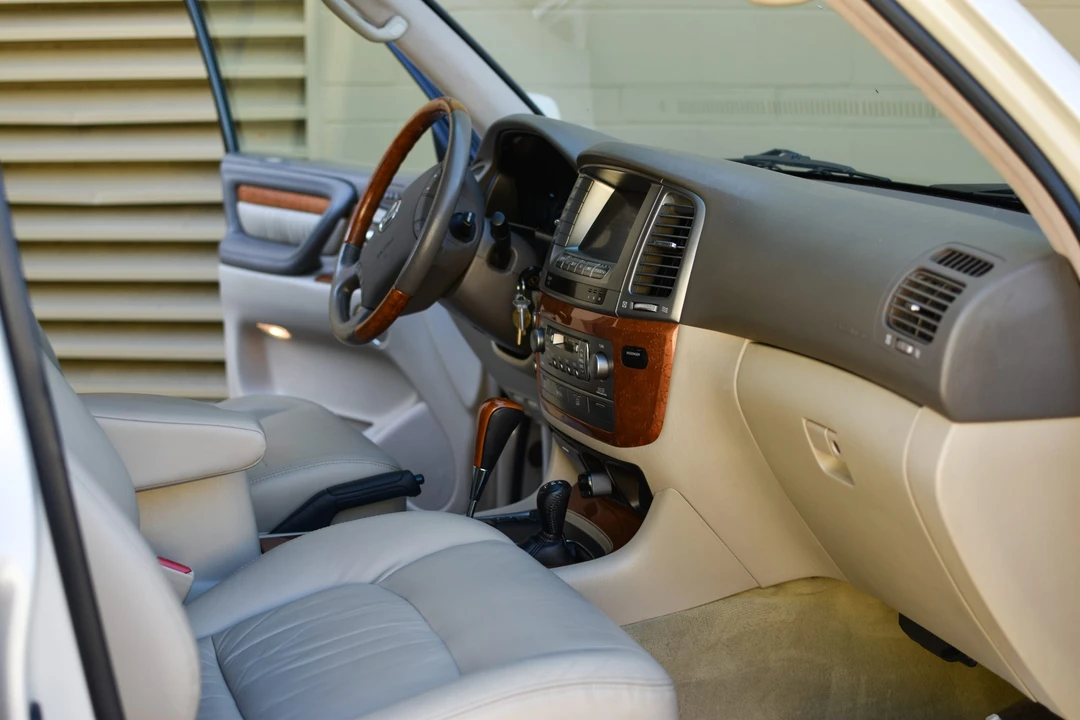 2005 Lexus LX 2nd Gen - Image 25 of 31