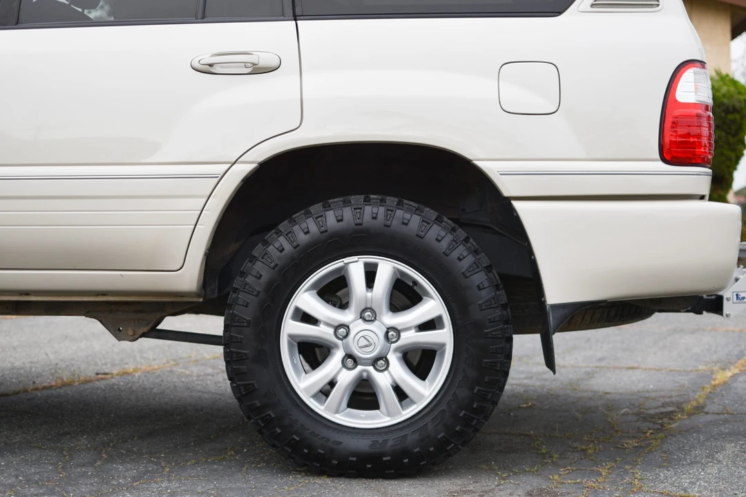 2005 Lexus LX 2nd Gen - Image 23 of 31