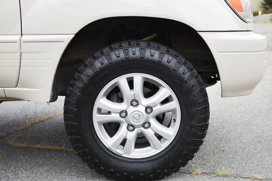 2005 Lexus LX 2nd Gen - Image 21 of 31