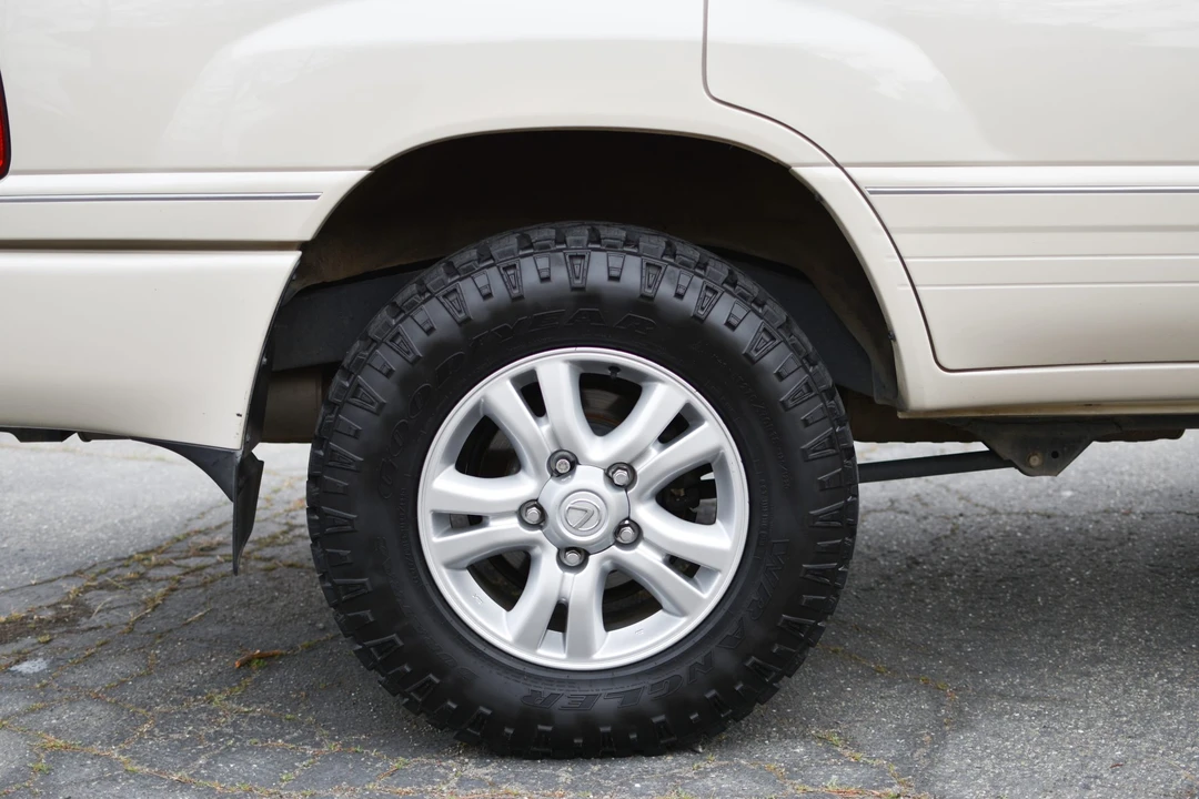2005 Lexus LX 2nd Gen - Image 20 of 31
