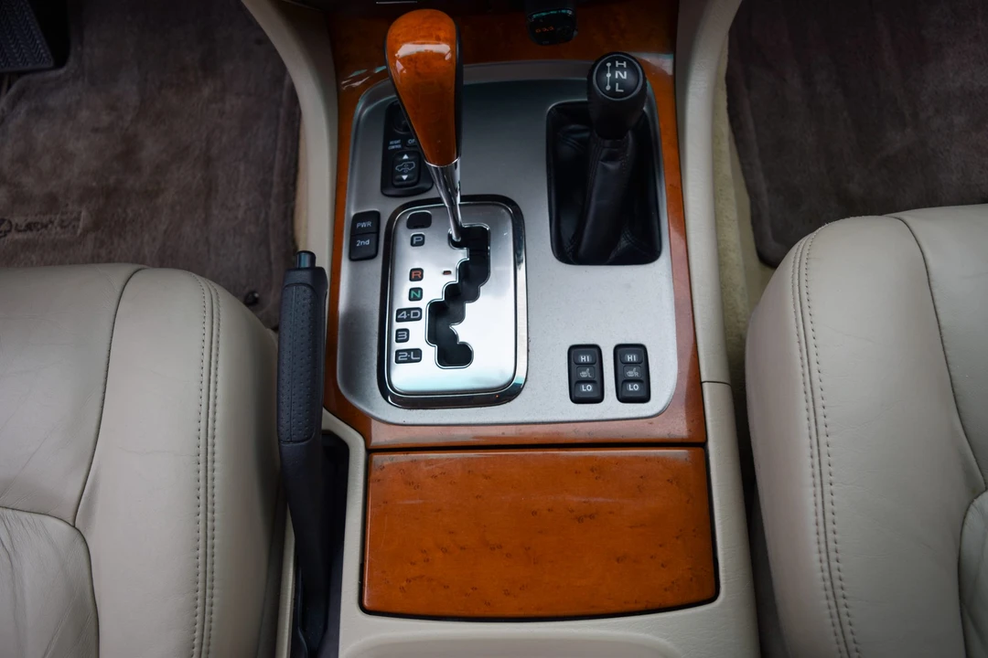 2005 Lexus LX 2nd Gen - Image 28 of 31