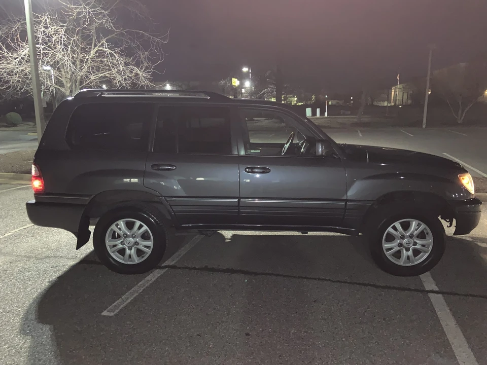 2005 Lexus LX 2nd Gen - Image 23 of 31