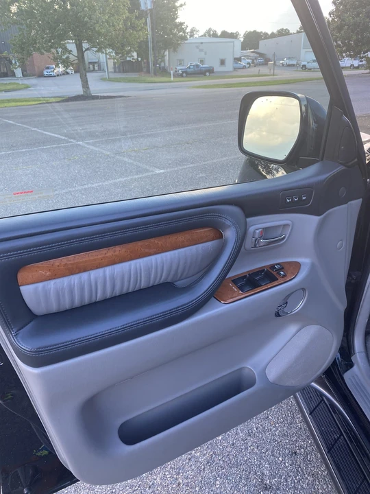 2005 Lexus LX 2nd Gen - Image 19 of 31