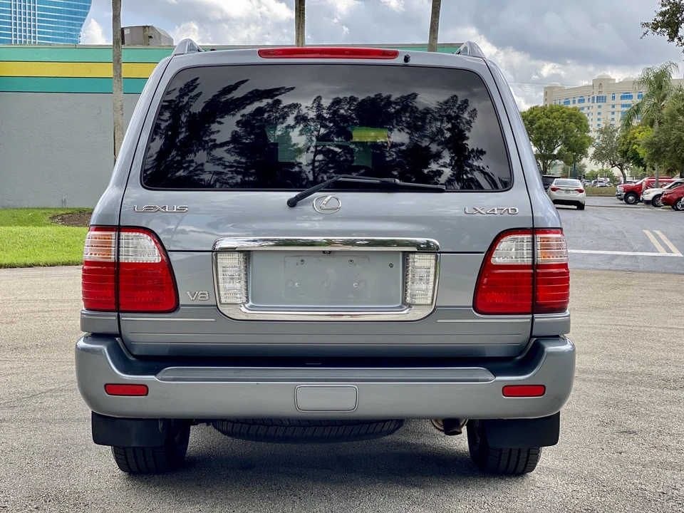 2005 Lexus LX 2nd Gen - Image 12 of 31