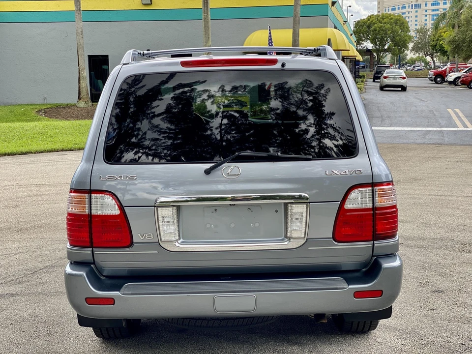 2005 Lexus LX 2nd Gen - Image 13 of 31