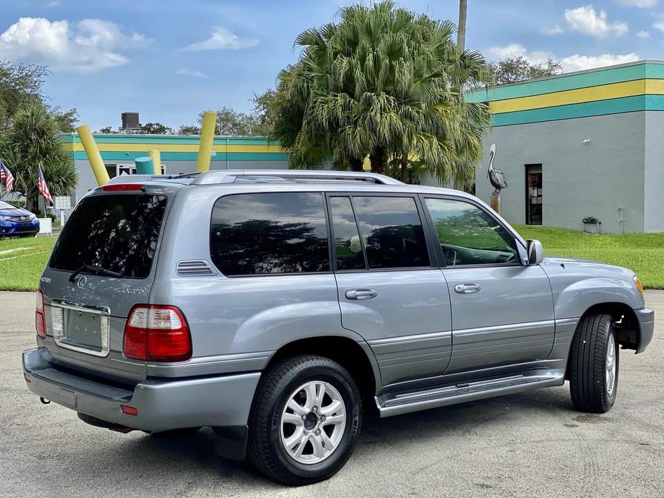2005 Lexus LX 2nd Gen - Image 17 of 31