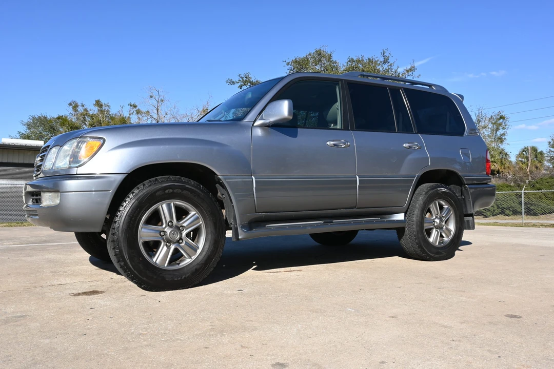 2005 Lexus LX 2nd Gen - Image 11 of 31