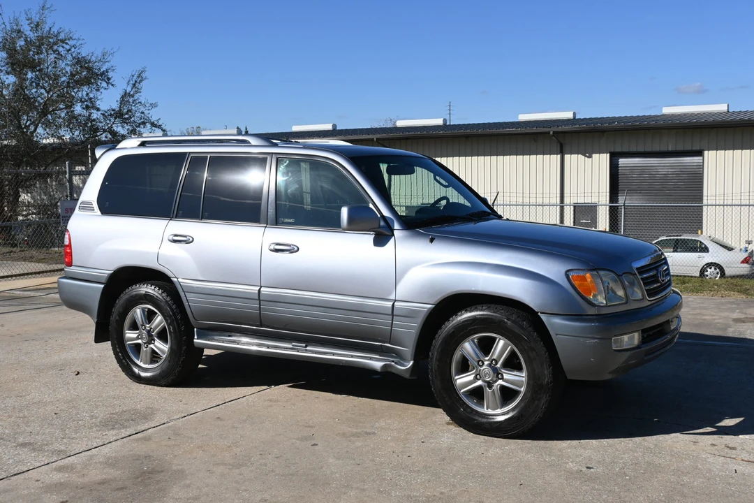 2005 Lexus LX 2nd Gen - Image 29 of 31