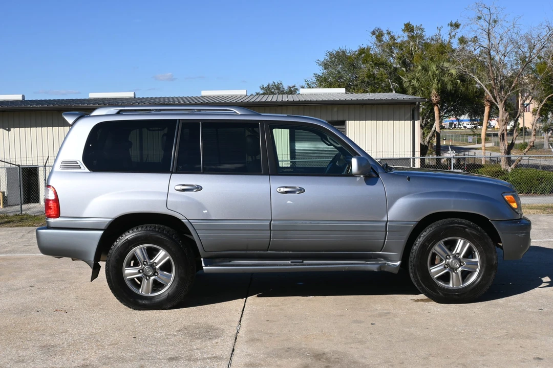 2005 Lexus LX 2nd Gen - Image 27 of 31