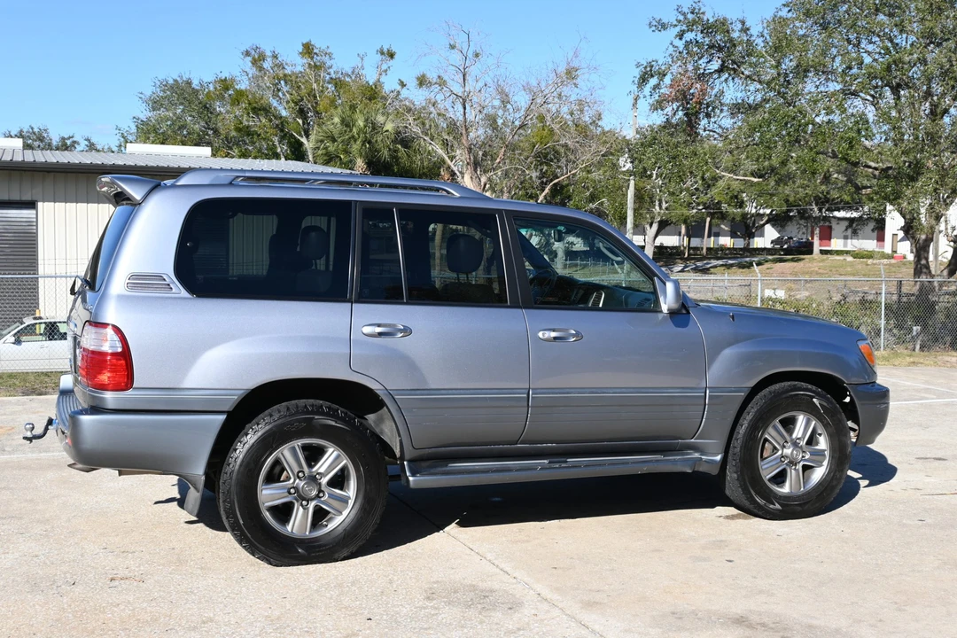 2005 Lexus LX 2nd Gen - Image 26 of 31