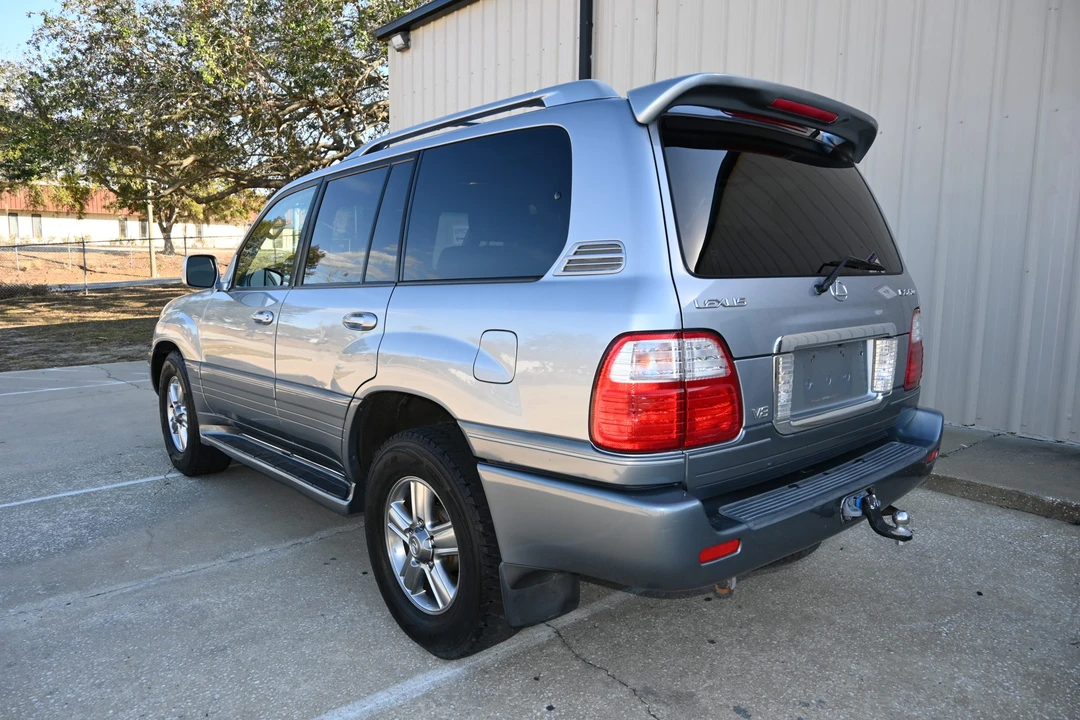 2005 Lexus LX 2nd Gen - Image 17 of 31