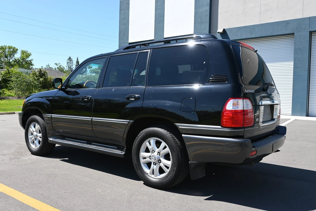 2005 Lexus LX 2nd Gen - Image 17 of 31