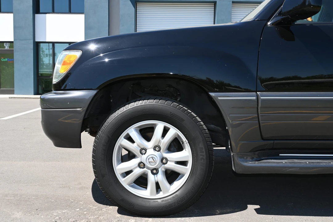 2005 Lexus LX 2nd Gen - Image 21 of 31