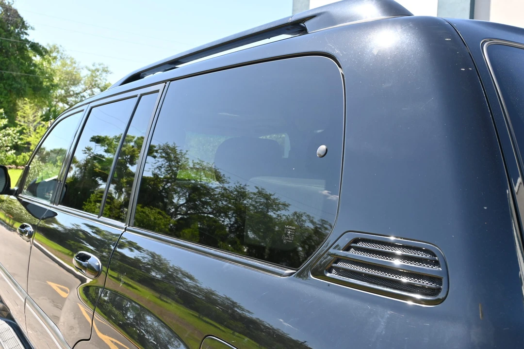 2005 Lexus LX 2nd Gen - Image 27 of 31