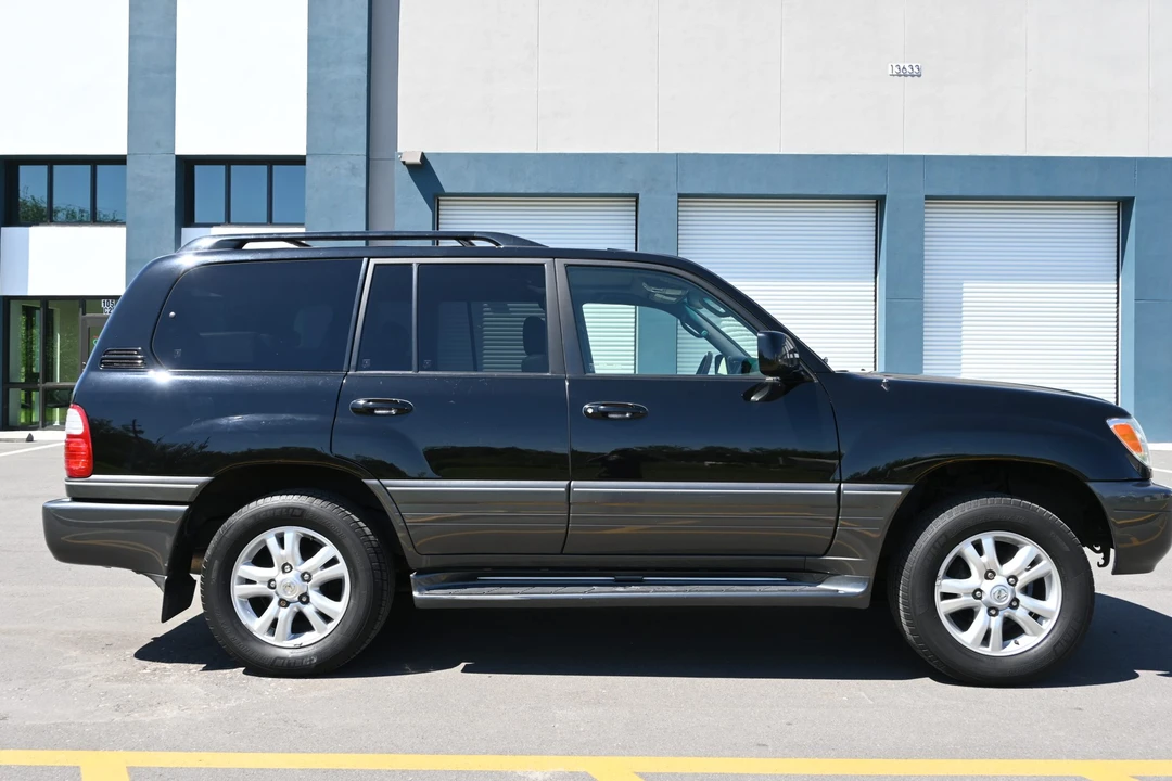 2005 Lexus LX 2nd Gen - Image 10 of 31